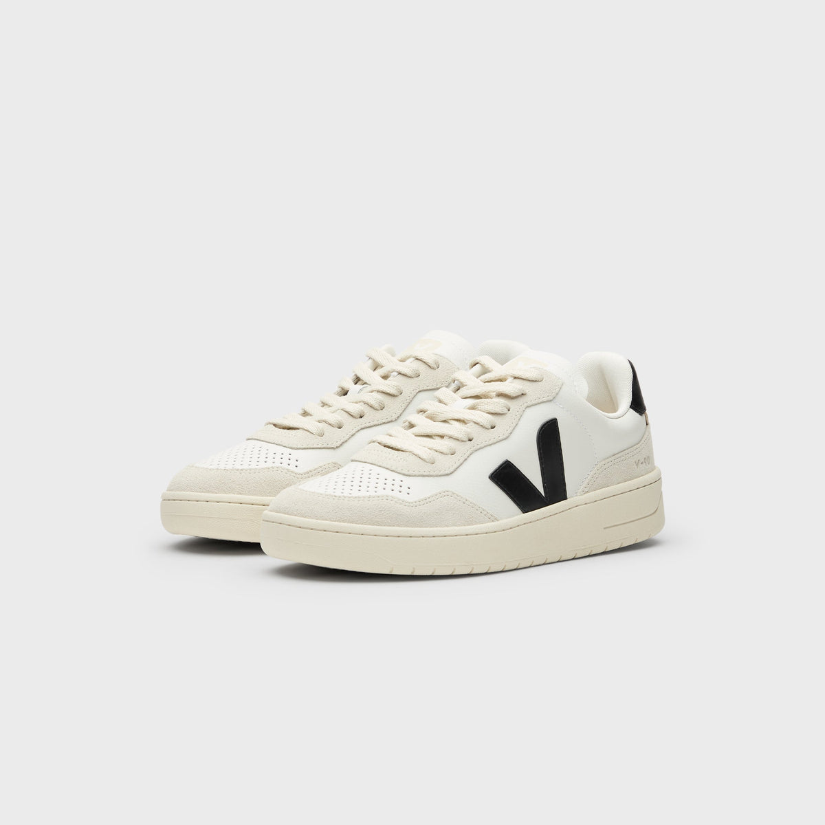 Veja V-90 - White / Black